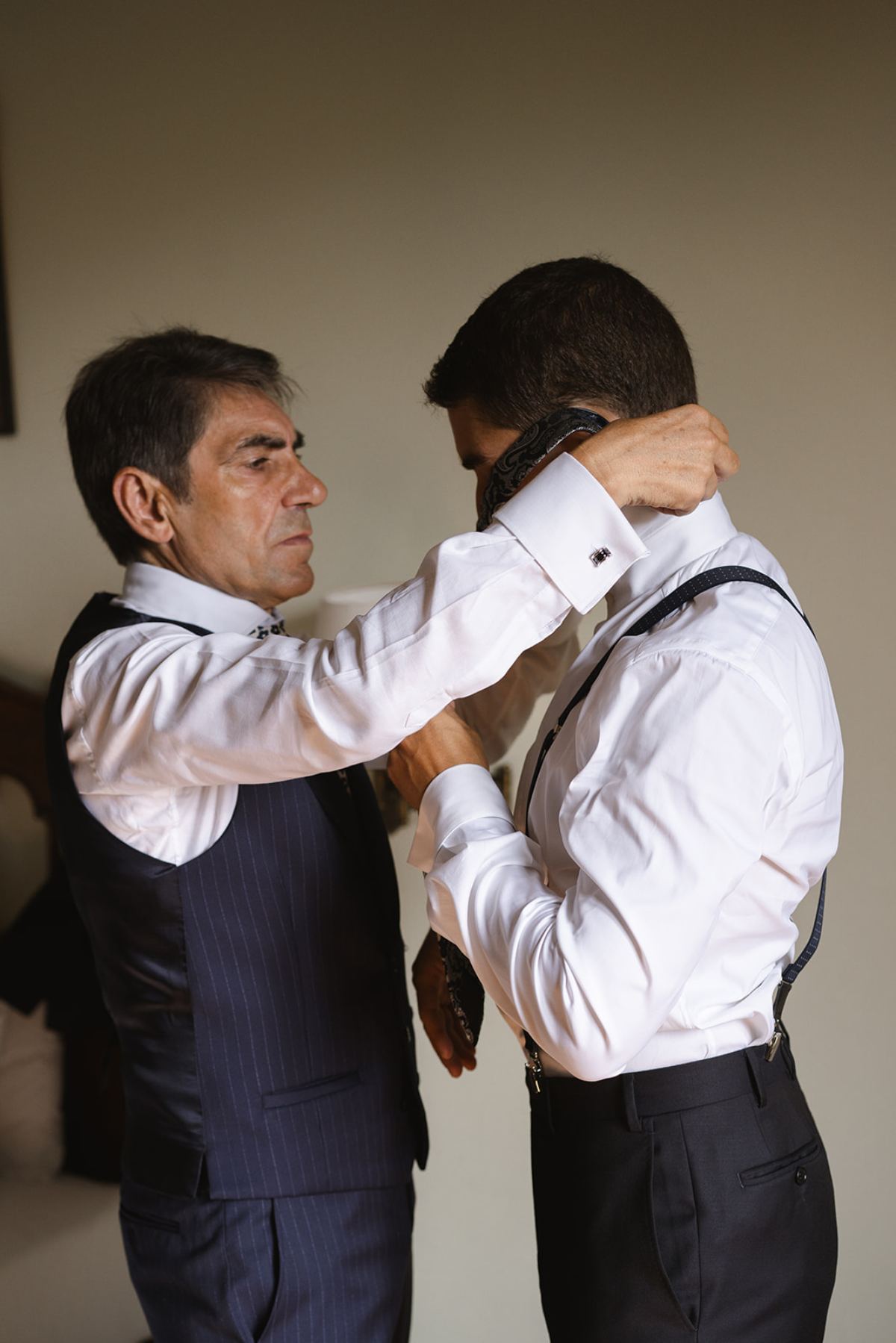 Hacer el nudo de corbata no es algo sencillo y lo cierto es que la mayoría de las personas no saben cómo hacerlo, pero eso sí, una vez aprendes a ello es como montar en bicicleta: nunca se olvida.