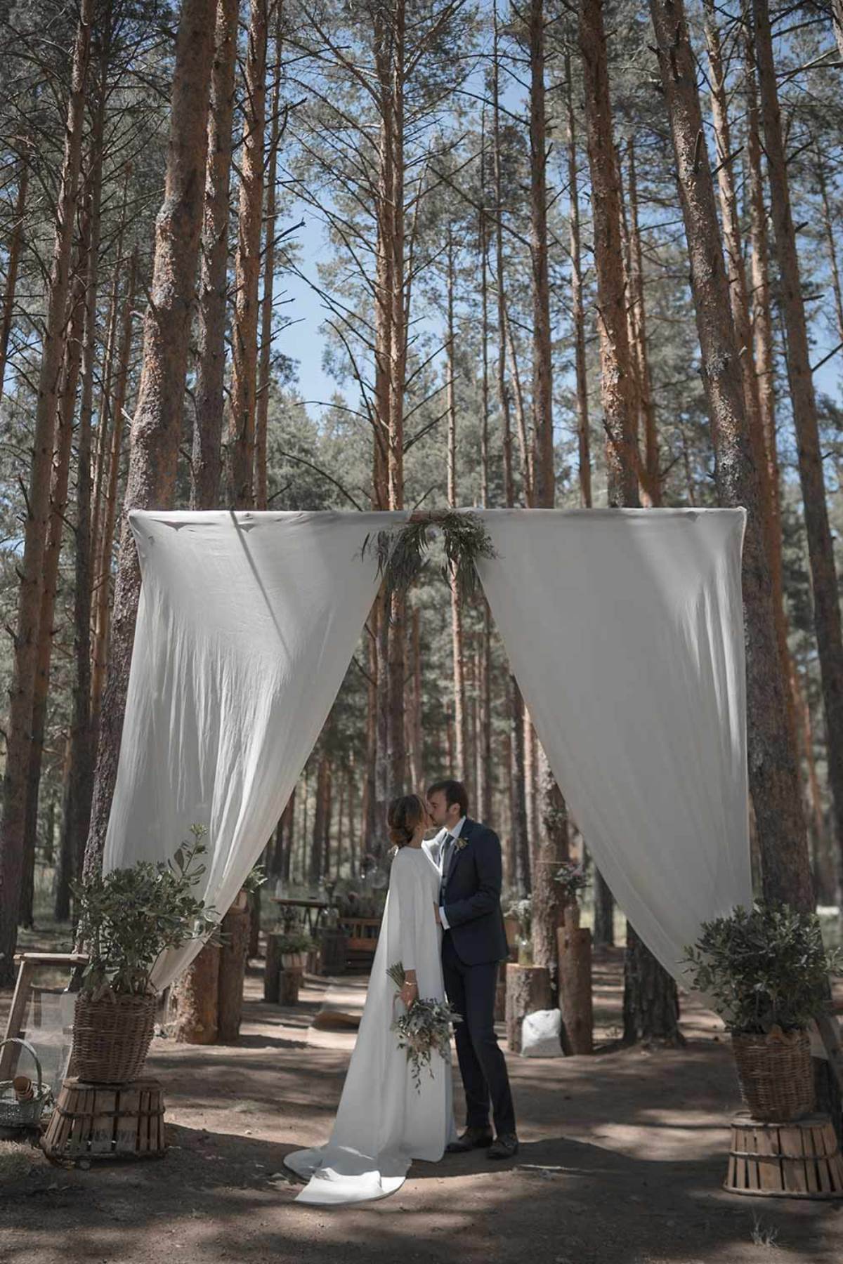 Las bodas boho chic también puede tener toques de decoración campestre. Aquí se juega mucho más con las texturas para crear una estética algo más relajada y cuidada