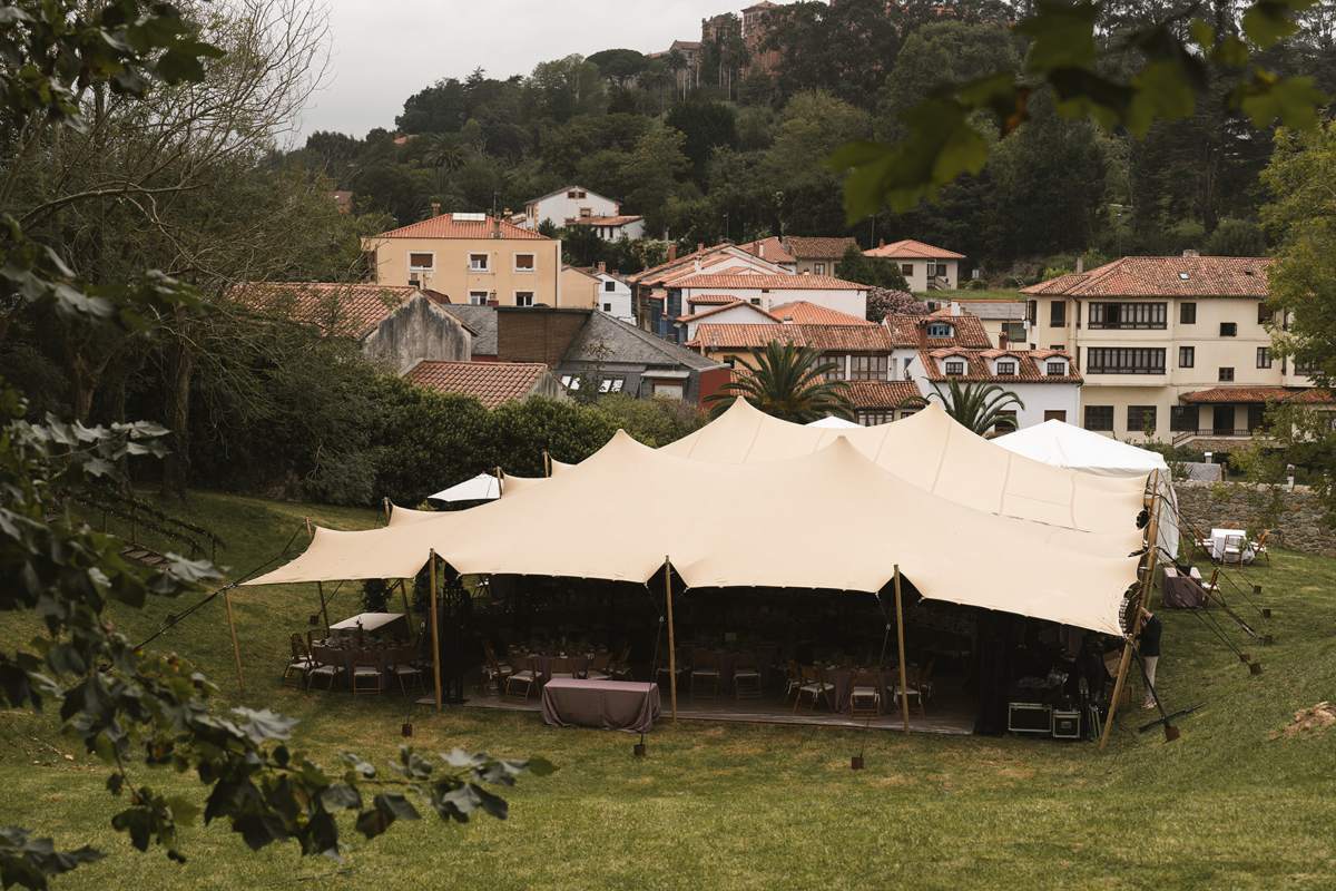 Una carpa no tiene que parecer una carpa con una buena decoración carpa boda. Además las hay de muchas formas, podéis optar por carpas tipi.