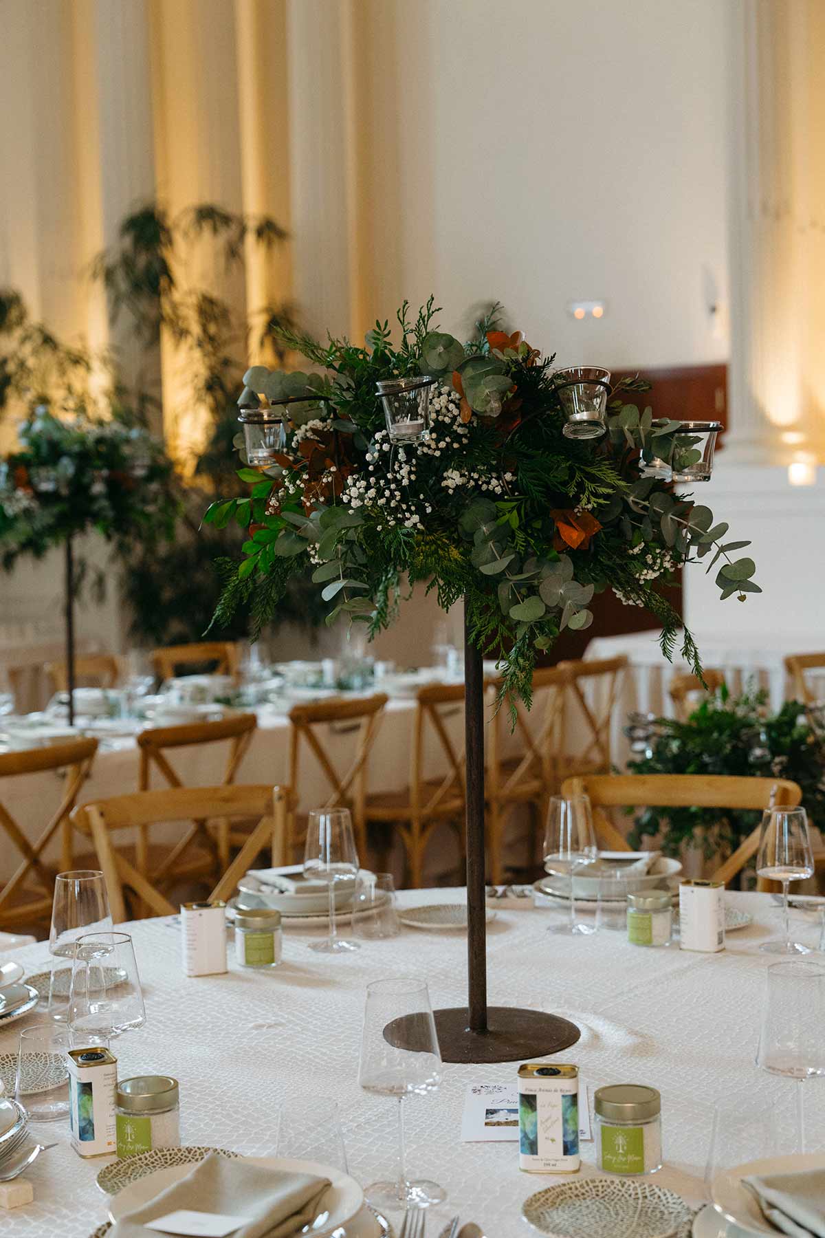 El centro de mesa boda suele ser el detalle principal. Estos centros pueden ser altos o bajos, según el efecto que queráis conseguir.