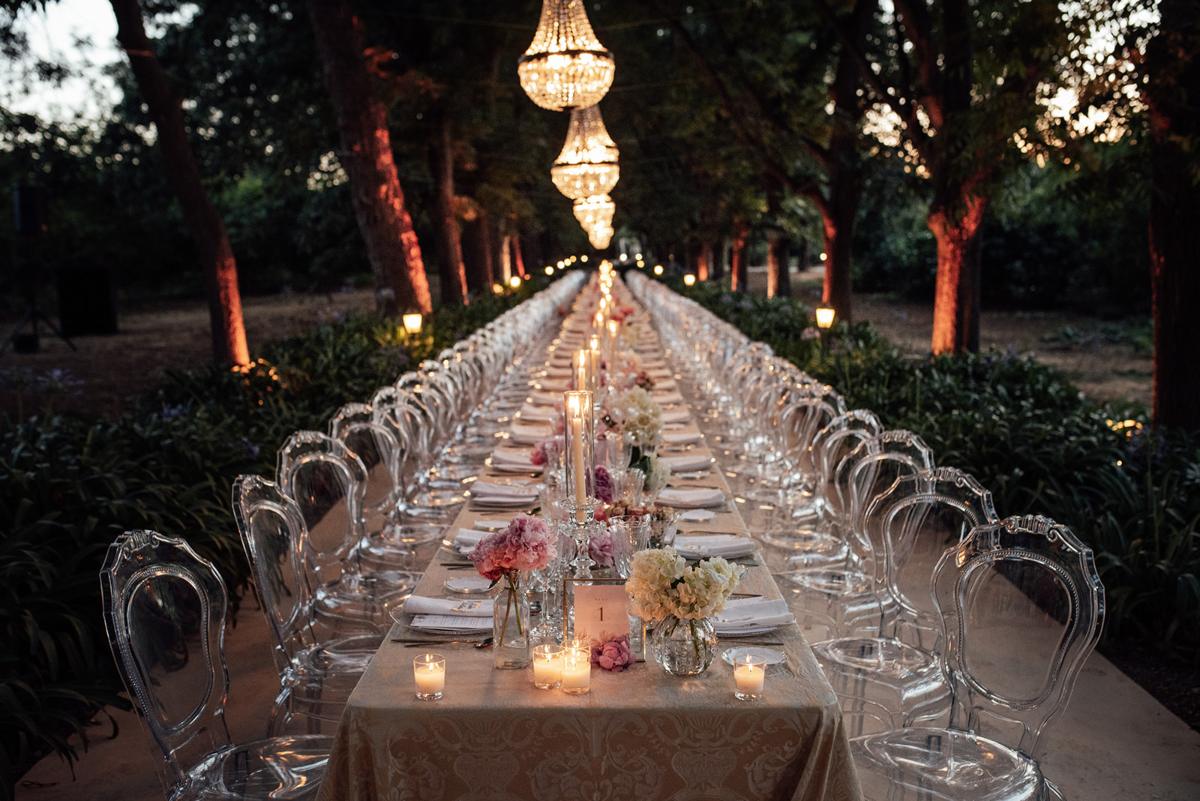 El centro de mesa boda suele ser el detalle principal. Estos centros pueden ser altos o bajos, según el efecto que queráis conseguir.