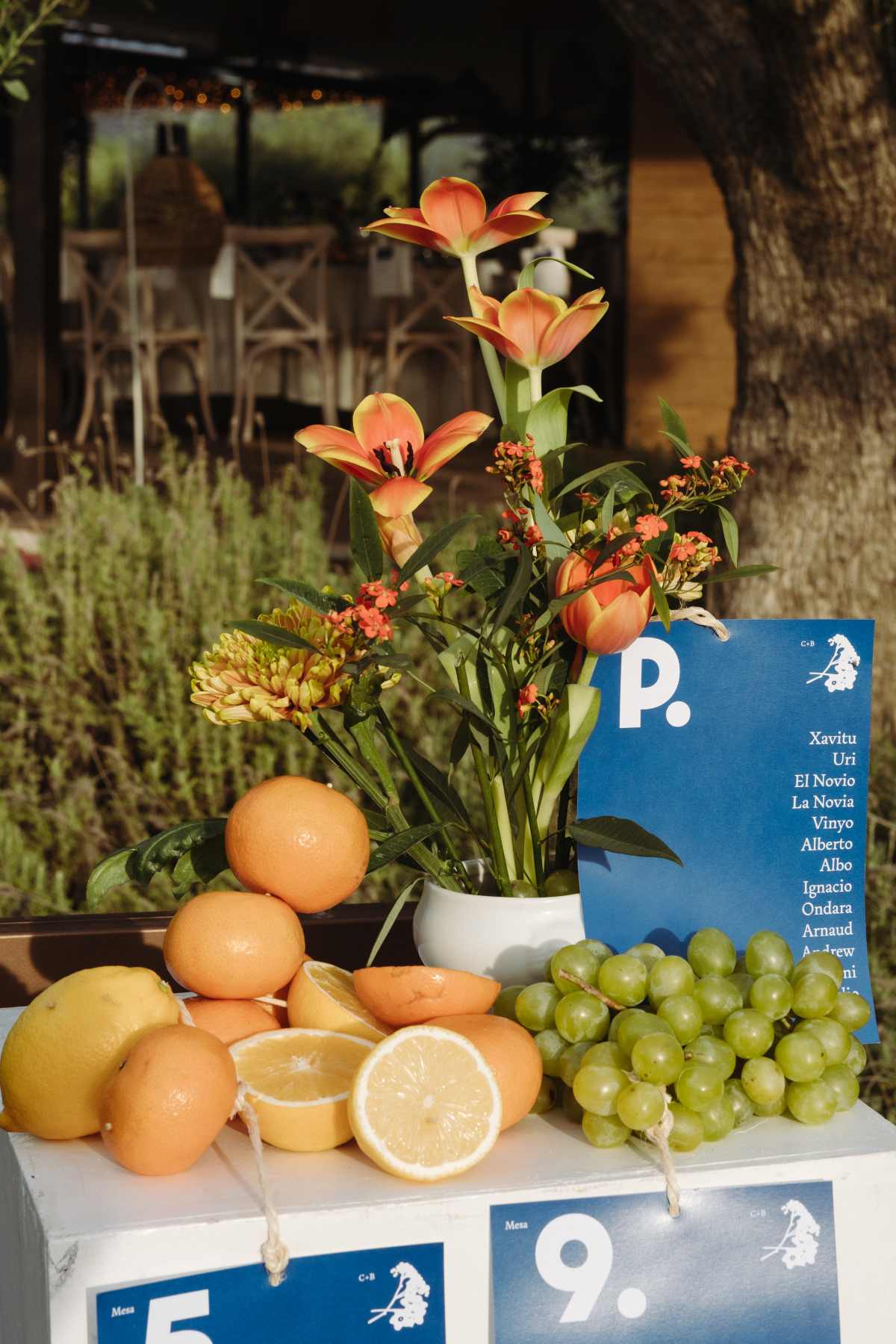 Las composiciones silvestres más desestructuradas son ideales para bodas campestres o de estilo boho. Los arreglos florales se mezclan con frutas de temporada para crear composiciones de lo más naturales.