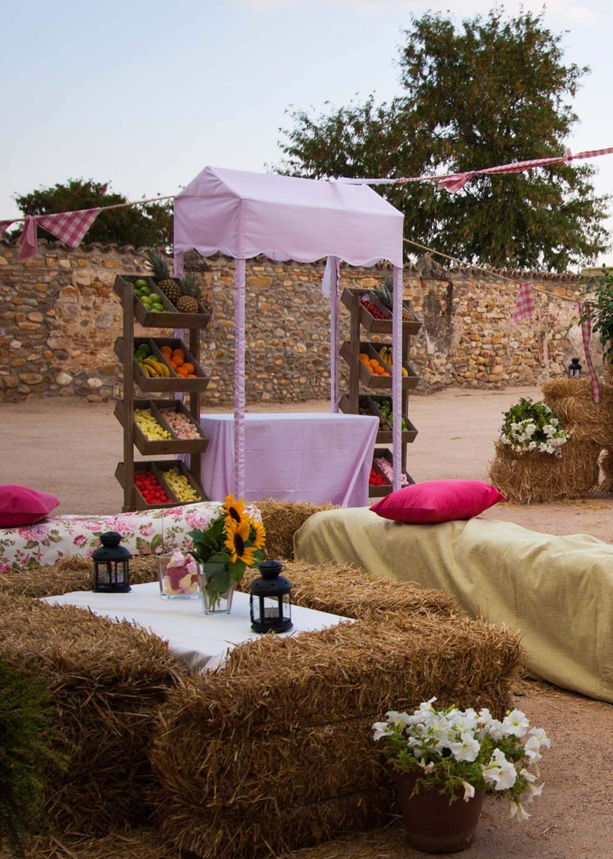 Una boda bonita no tiene que ir acompañada de una decoración excesiva ni gastar un montón de presupuesto. El secreto de la decoración boda económica está en decidir dónde merece la pena invertir y dónde podemos simplificar.