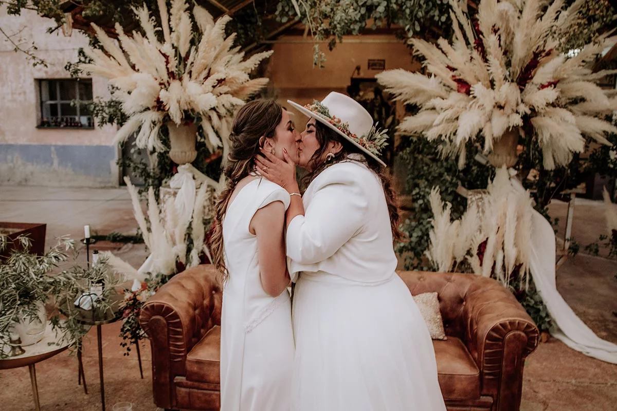 En cuanto a la decoración boda jardín, las flores secas se mezclan con flores silvestres y con plantas de la pampa, esos plumeritos que aportan un toque tan delicado y acogedor.