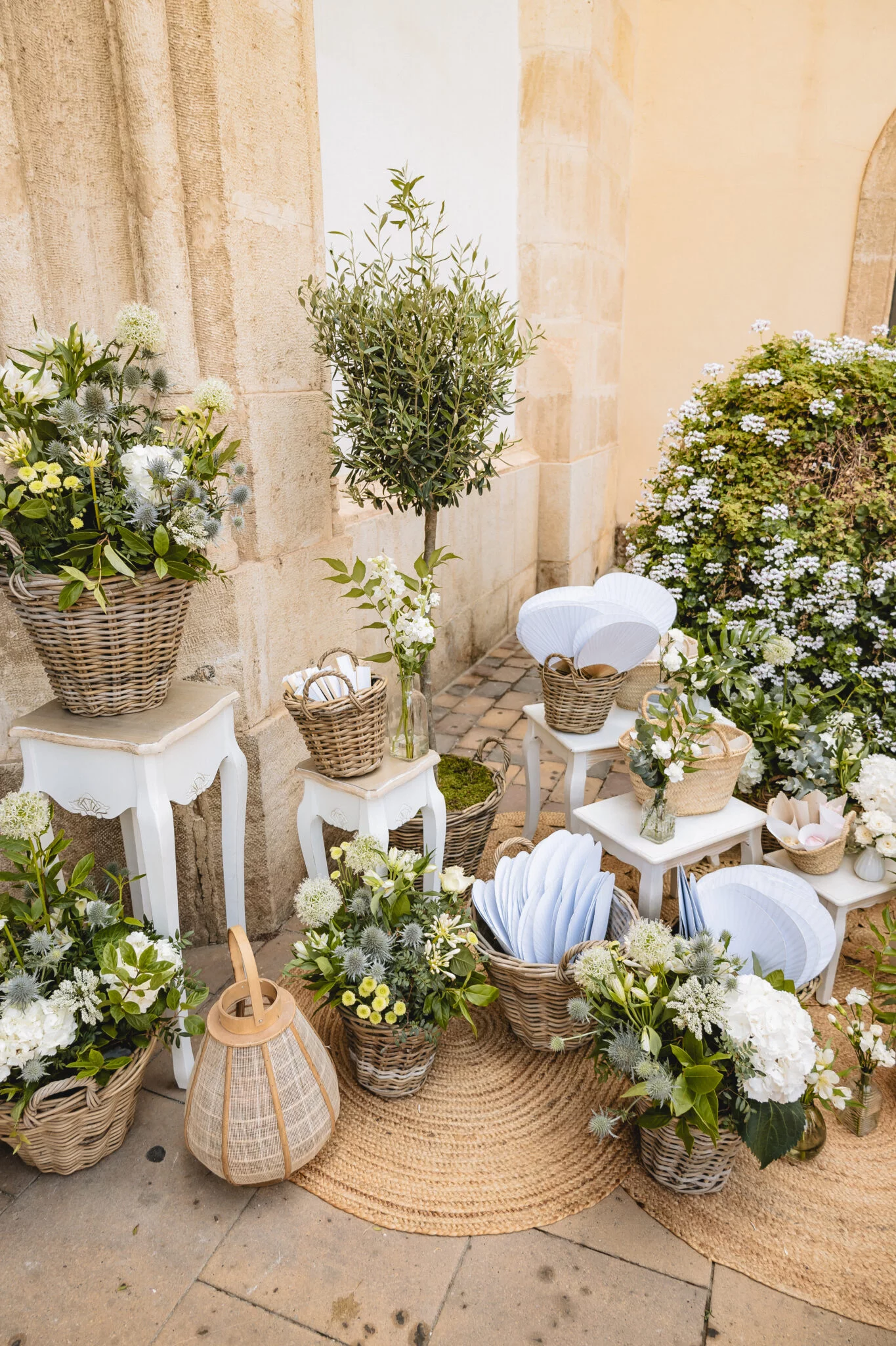 Tener un presupuesto algo más ajustado no significa renunciar a una boda bonita. De hecho, una de las claves está en no intentar decorar absolutamente todo y concentrar el presupuesto en determinados puntos clave.