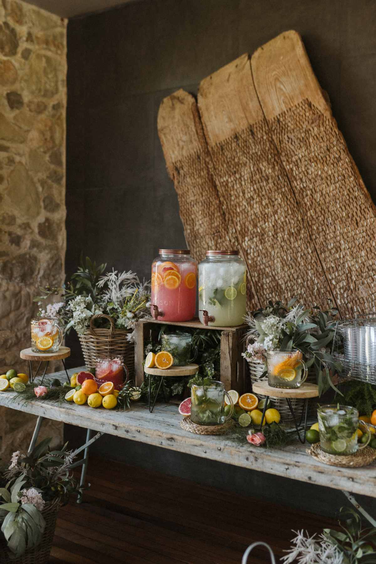 En las bodas más veraniegas, por ejemplo, triunfan los abanicos o los córners de limonada. Un gesto que demostrará que habéis pensado en ellos y en su comodidad, haciendo que disfruten todavía más de la celebración.