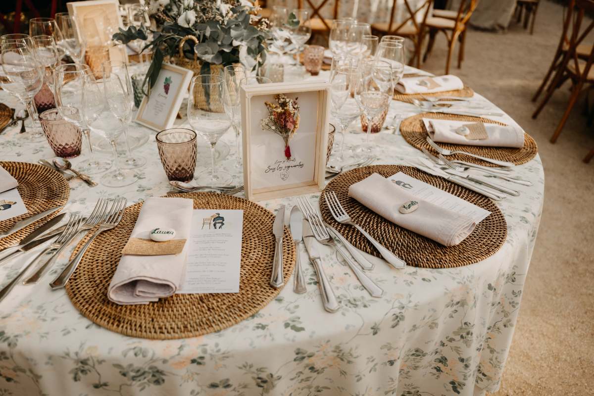 Pero no todo son flores, los adornos para bodas van mucho más allá. La mantelería de boda se debe elegir acorde a la celebración: telas lisas, de lino, algodón, estampados, cuadros rayas... ¡Las opciones son infinitas!