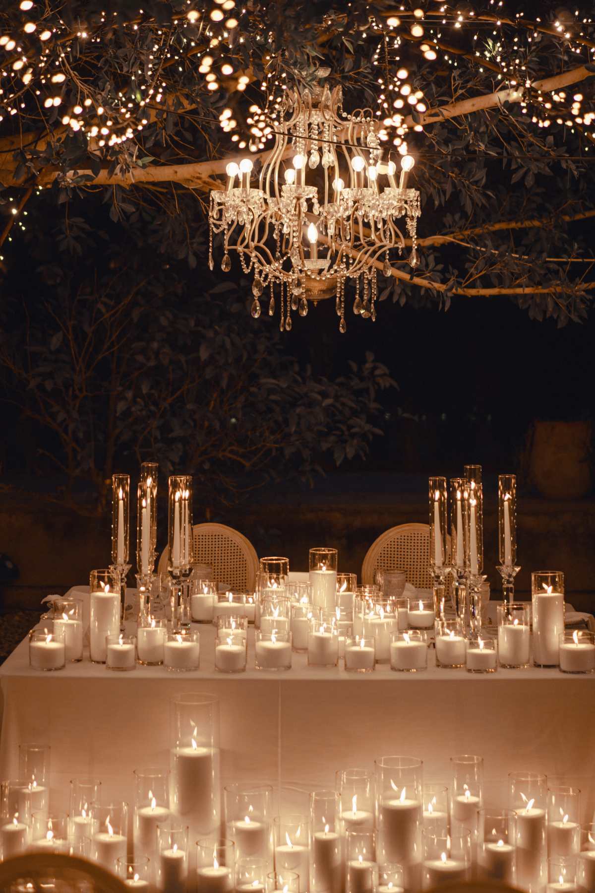 Las velas y los candelabros ganan un protagonismo especial, sobre todo en las bodas de noche, donde la iluminación es muy importante porque crea una atmósfera envolvente.