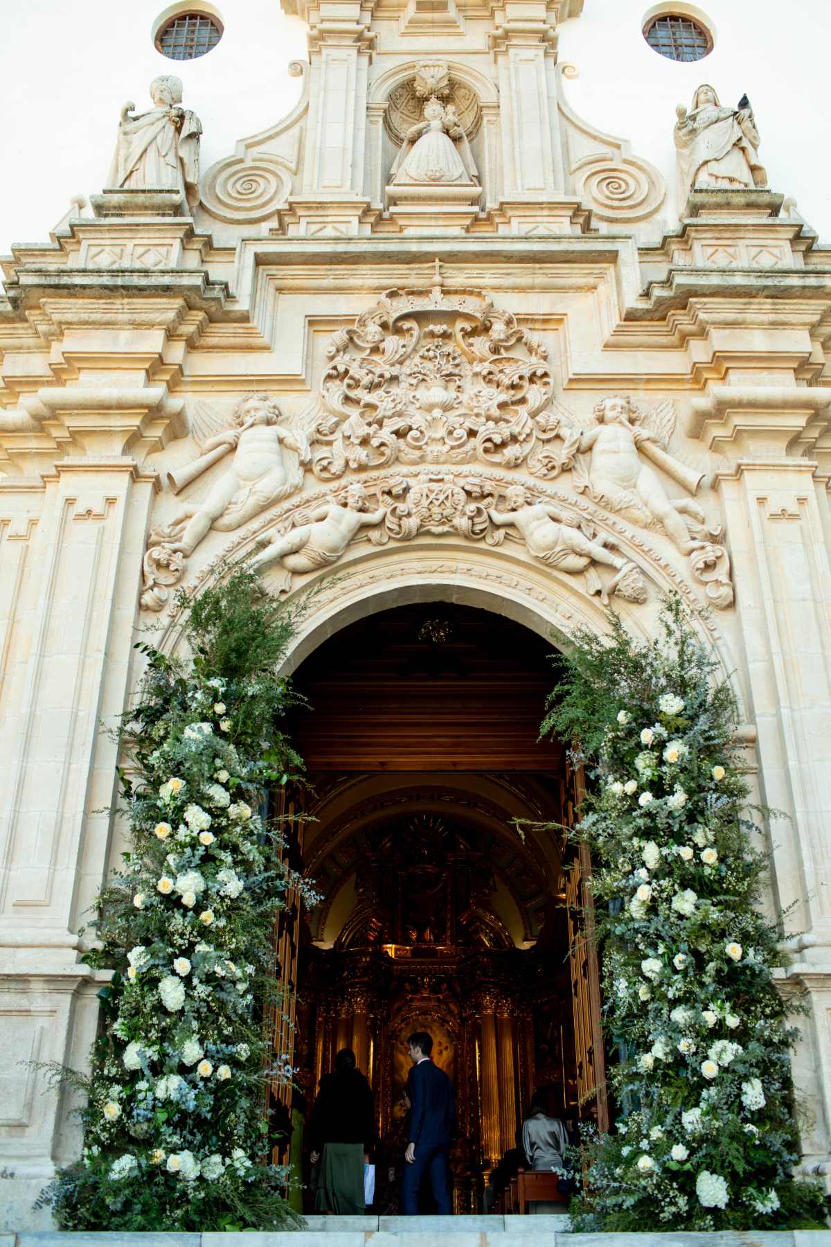 El primer punto deco que encontrarán los invitados el día de vuestra relación será la decoración puerta iglesia boda o del lugar escogido para la celebración.