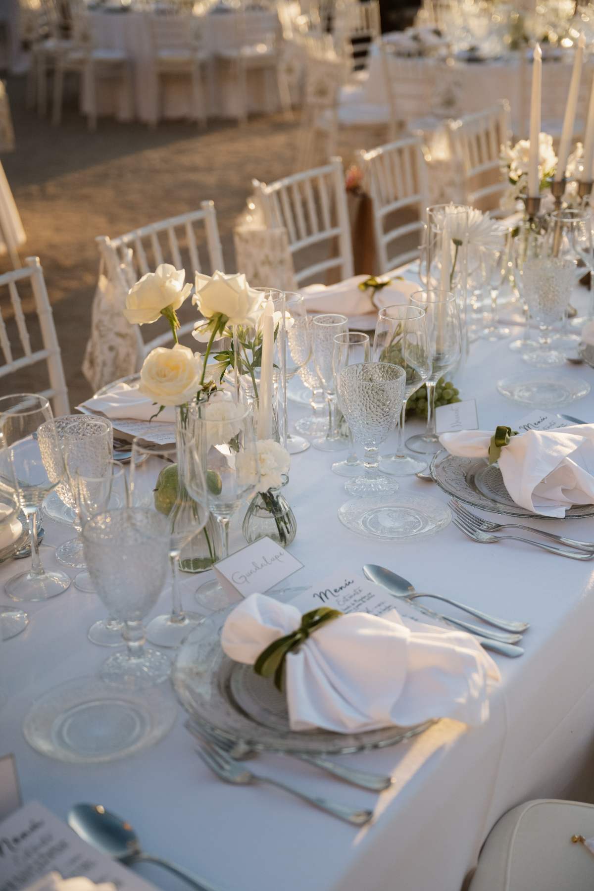 la decoración de las mesas de los invitados también es muy importante para crear un ambiente coherente. Entre las ideas para decorar mesas de boda, debemos tener en cuenta la mantelería, de lino o en tonos fluidos y siempre en tonos claros.