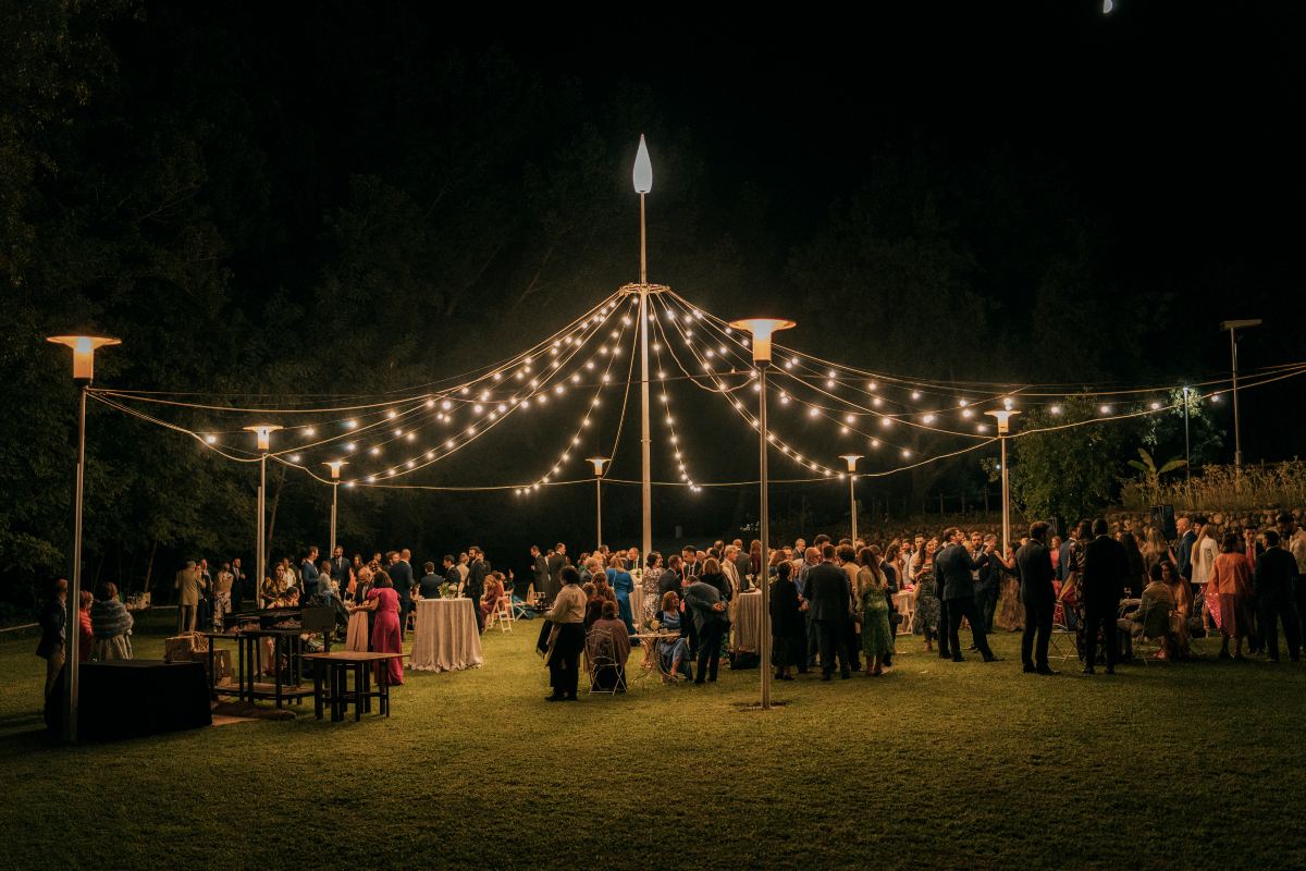 El tipo de decoración cambia dependiendo del lugar. En una boda en un jardín, el entorno ya forma parte de la decoración. La idea es integrarse con la naturaleza en lugar de competir con ella