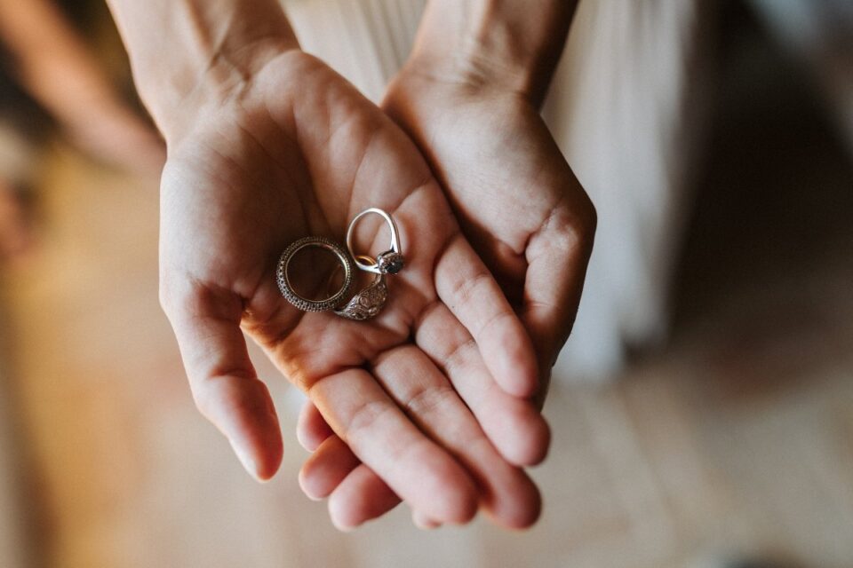 Las joyas para boda invitada no pueden elegirse a la ligera. Igual que la novia elige con mimo sus joyas para el gran día, una invitada debe estudiar bien su estilismo para dar con las joyas ideales.