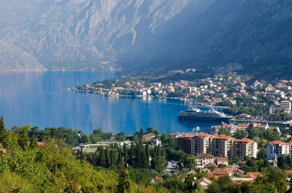 Fotografía: nikitabuida - Magnific https://www.magnific.com/es/foto-gratis/kotor-boka-kotorska_1154546.htm#fromView=search&page=1&position=0&uuid=f0fff7c7-3664-46e1-a95d-c95ca9954702&track=ais_hybrid&query=montenegro