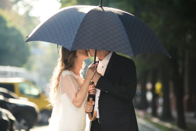 Fotografía: teksomolika - Magnific https://www.magnific.com/es/foto-gratis/pareja-debajo-paraguas-besar_1208182.htm#fromView=search&page=2&position=18&uuid=632563e6-ae76-43bb-9b24-3a4fb4f508fd&track=ais_hybrid&query=novios+inundacion
