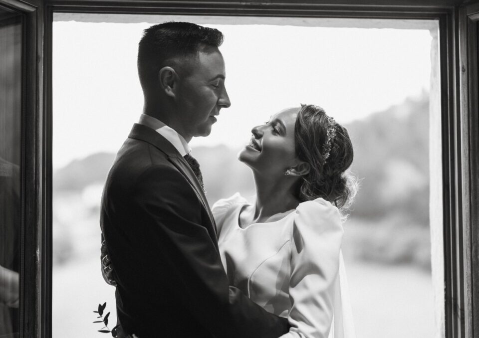 Fotógrafos: Adela Clavel y Martín Valle / Diseño vestido de novia: Silvia Fernández