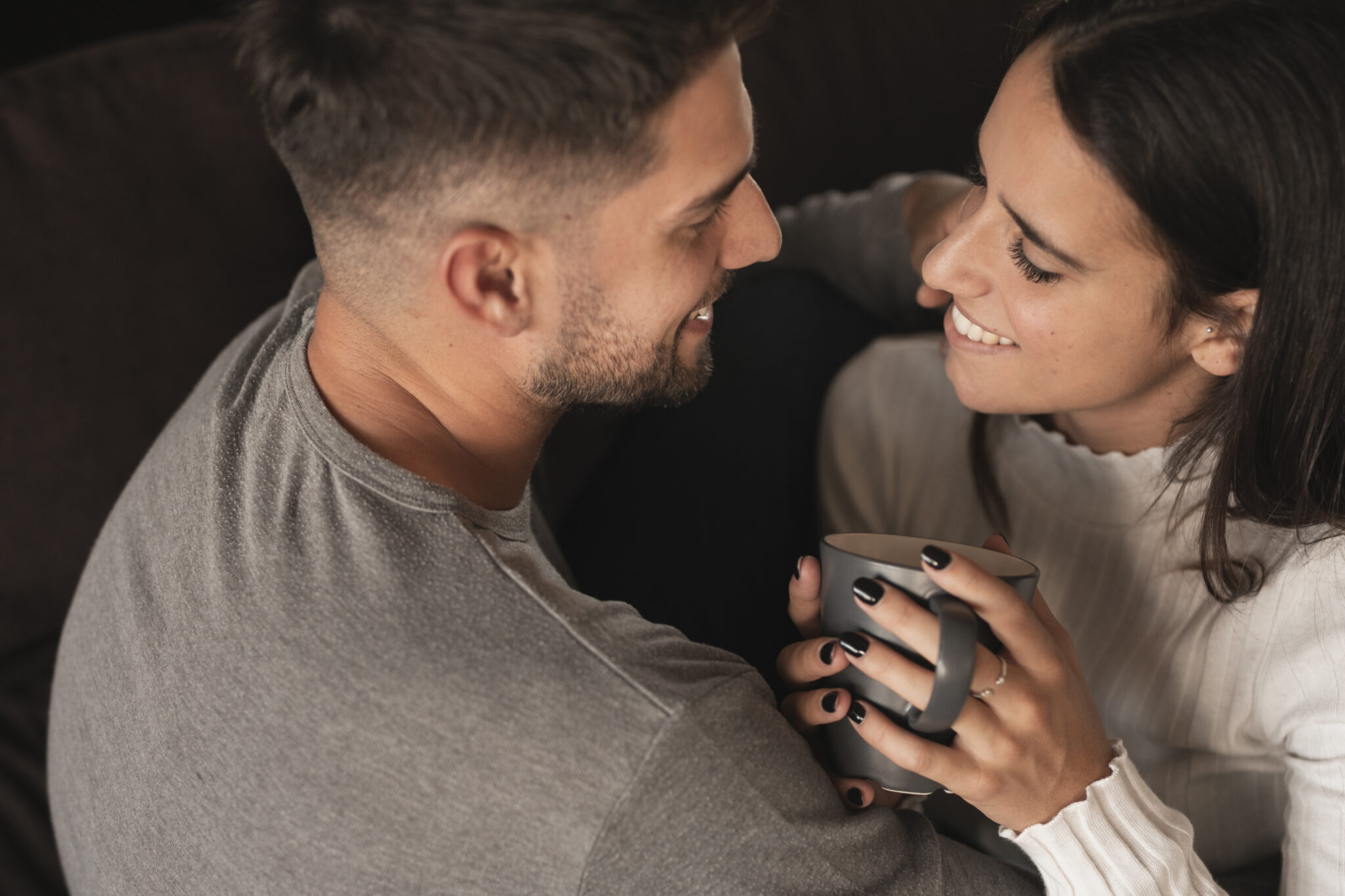 pareja complice en el salon gesto cariñoso