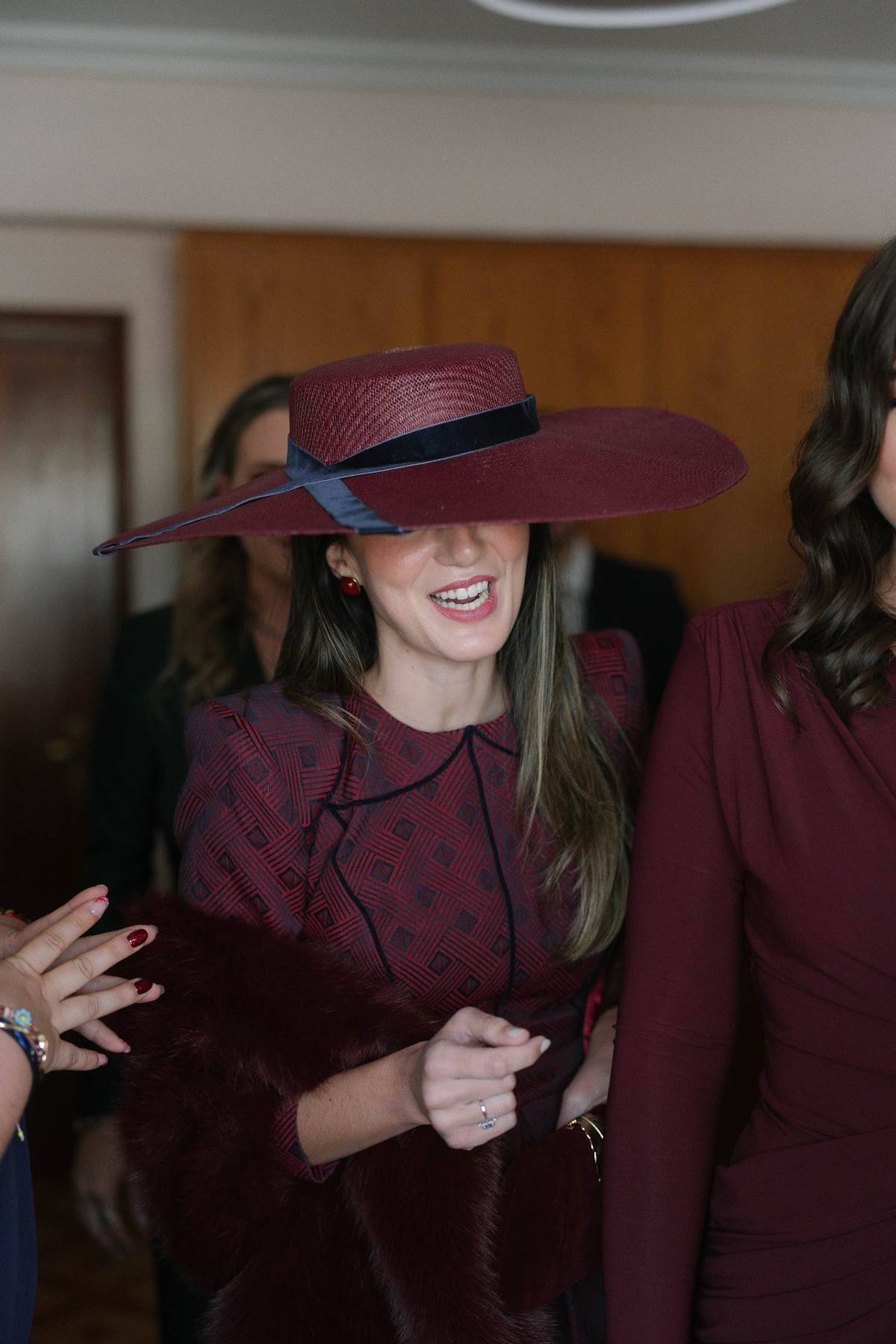 Entre los colores que van a protagonizar los looks, destaca el granate o burdeos.