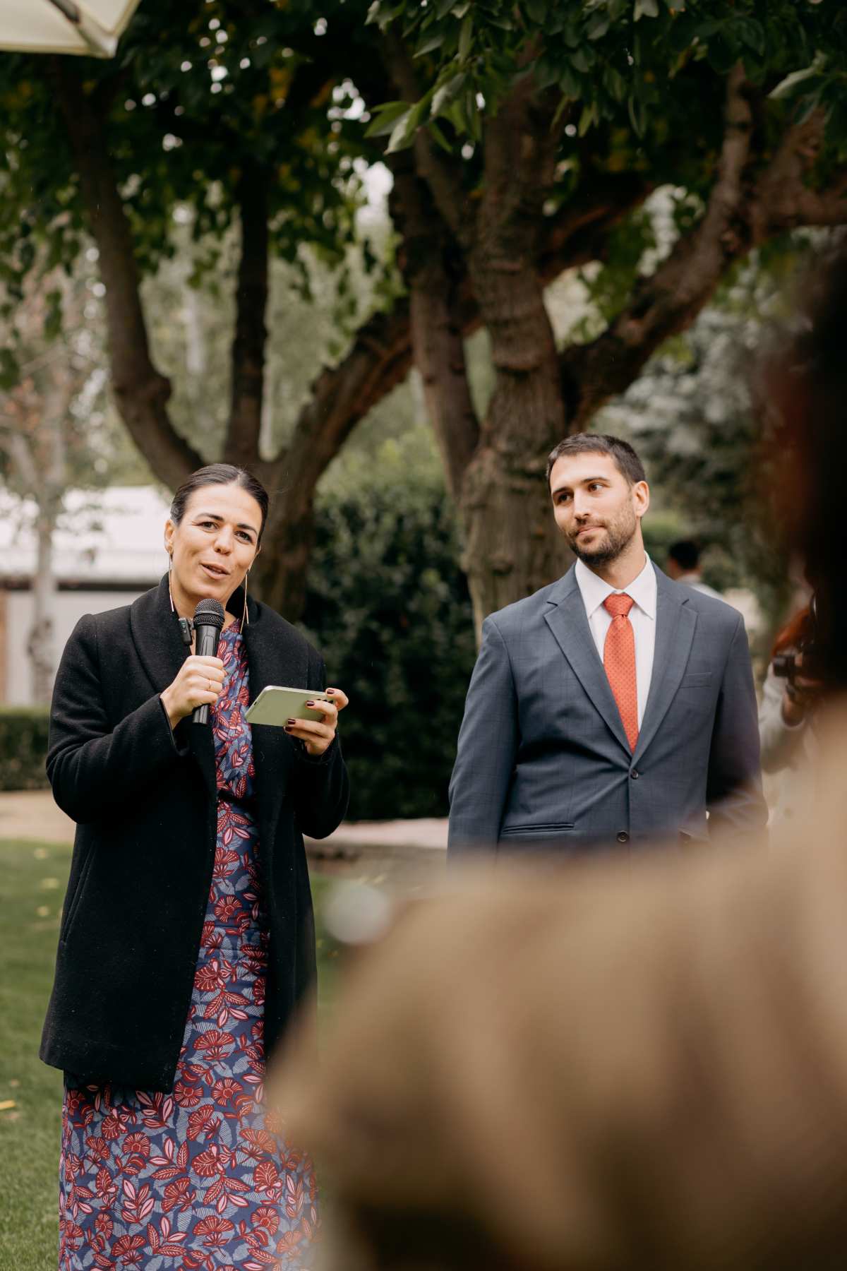Los abrigos para invitada también son una apuesta perfecta cuando bajan las temperaturas. Desde diseños clásicos de corte recto hasta propuestas más especiales, un buen abrigo puede convertirse en una pieza más del look.