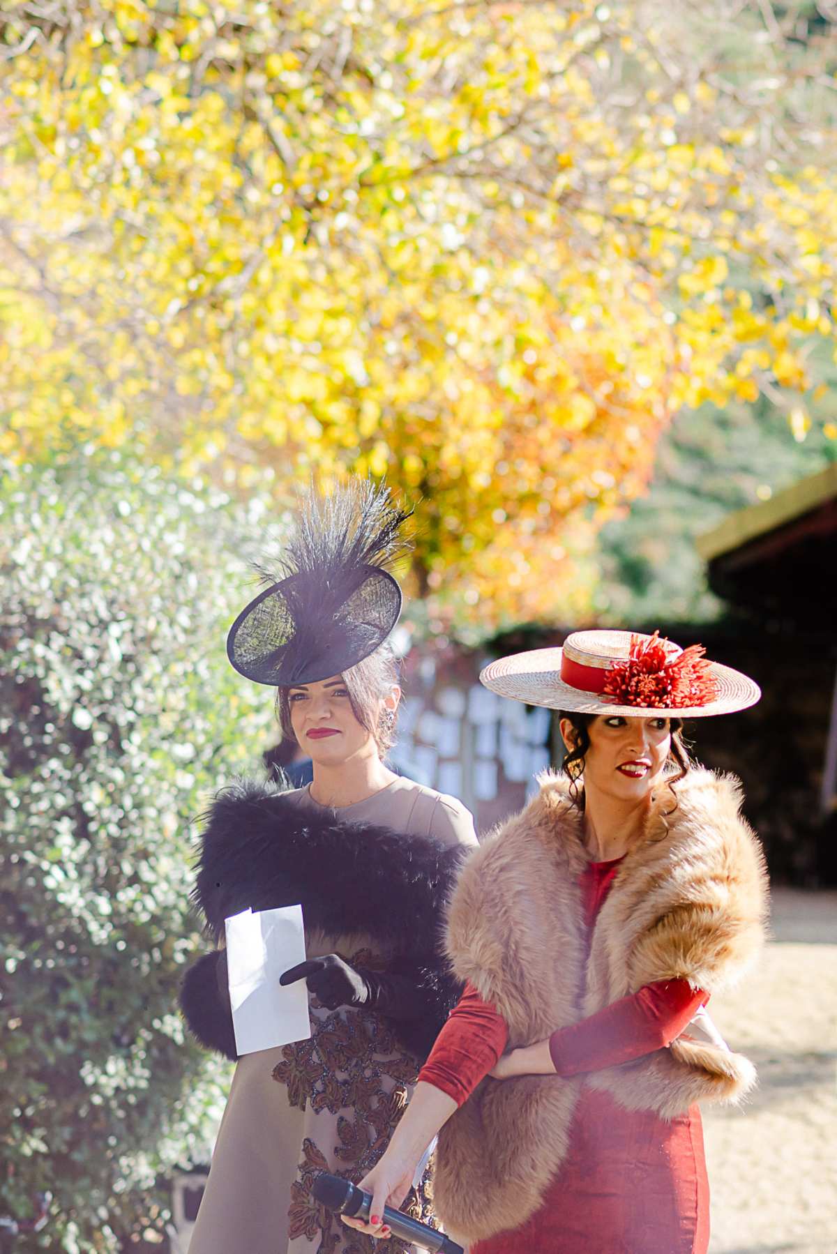 la estola es la prenda favorita para combinar con vestidos de invitada para boda otoño