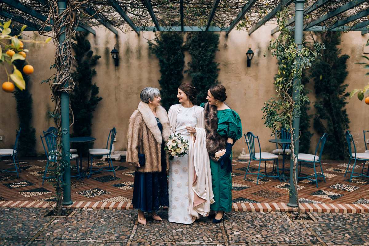 Las estolas de pelo son una de las opciones más elegantes para cubrir los hombros y añadir un toque de glamour al conjunto, convirtiéndose en el complemento perfecto para las celebraciones otoñales.