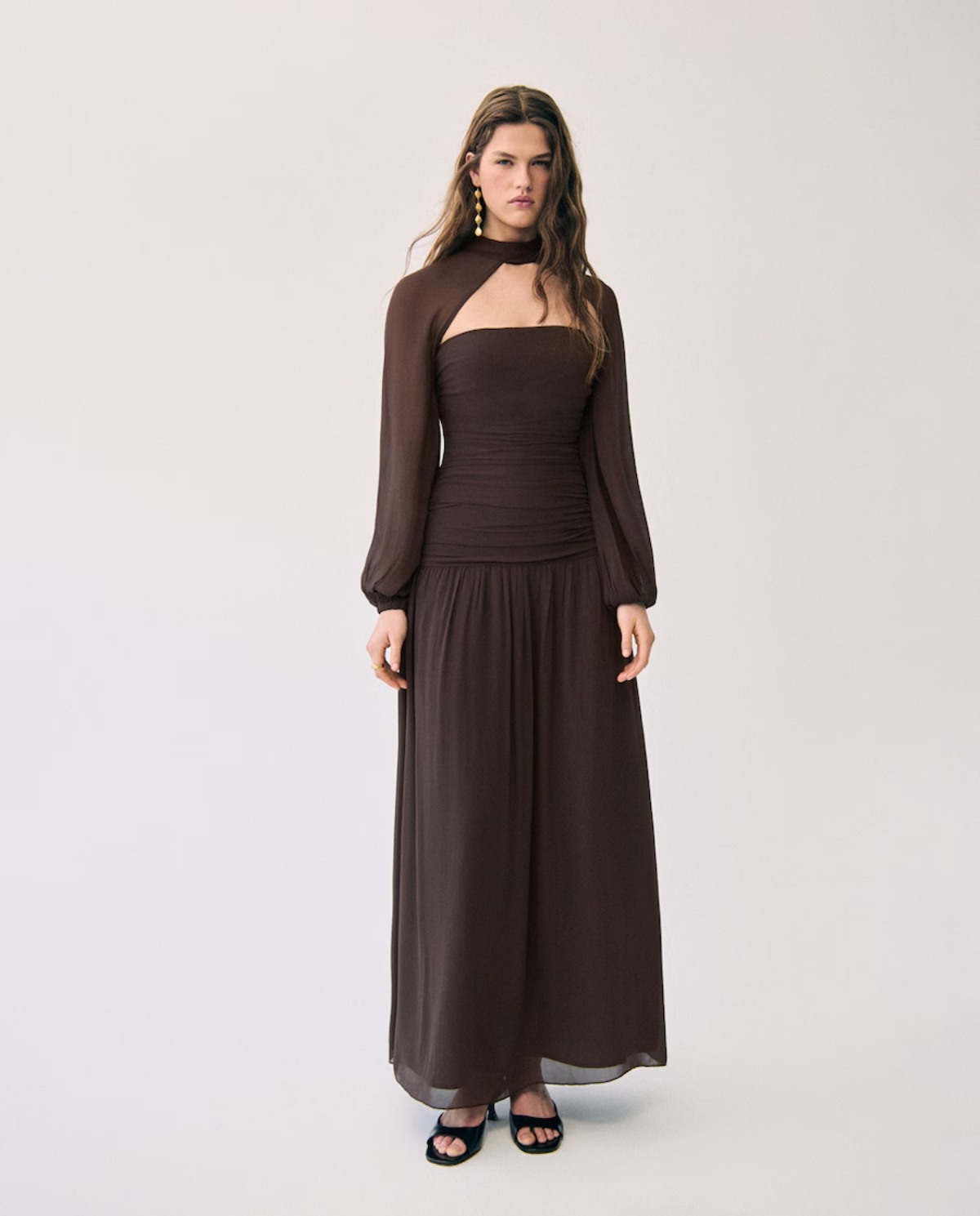 entre los vestidos de invitada para boda otoño destacan los diseños en color marrón chocolate