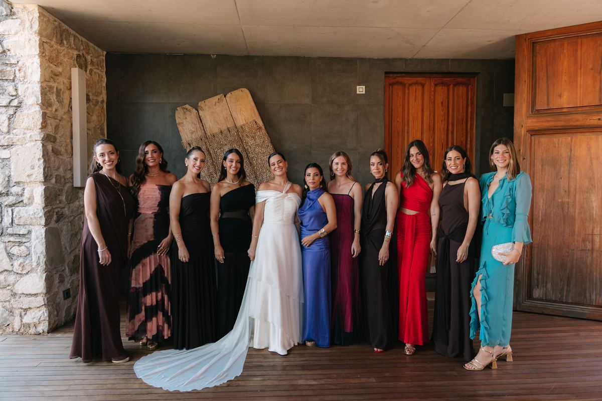 Si la boda es muy formal, los vestidos invitada boda noche largos son la opción más adecuada. En cambio, si la boda tiene un carácter más informal o no especifica ningún código de vestimenta, un vestido corto o mini puede ser ideal.