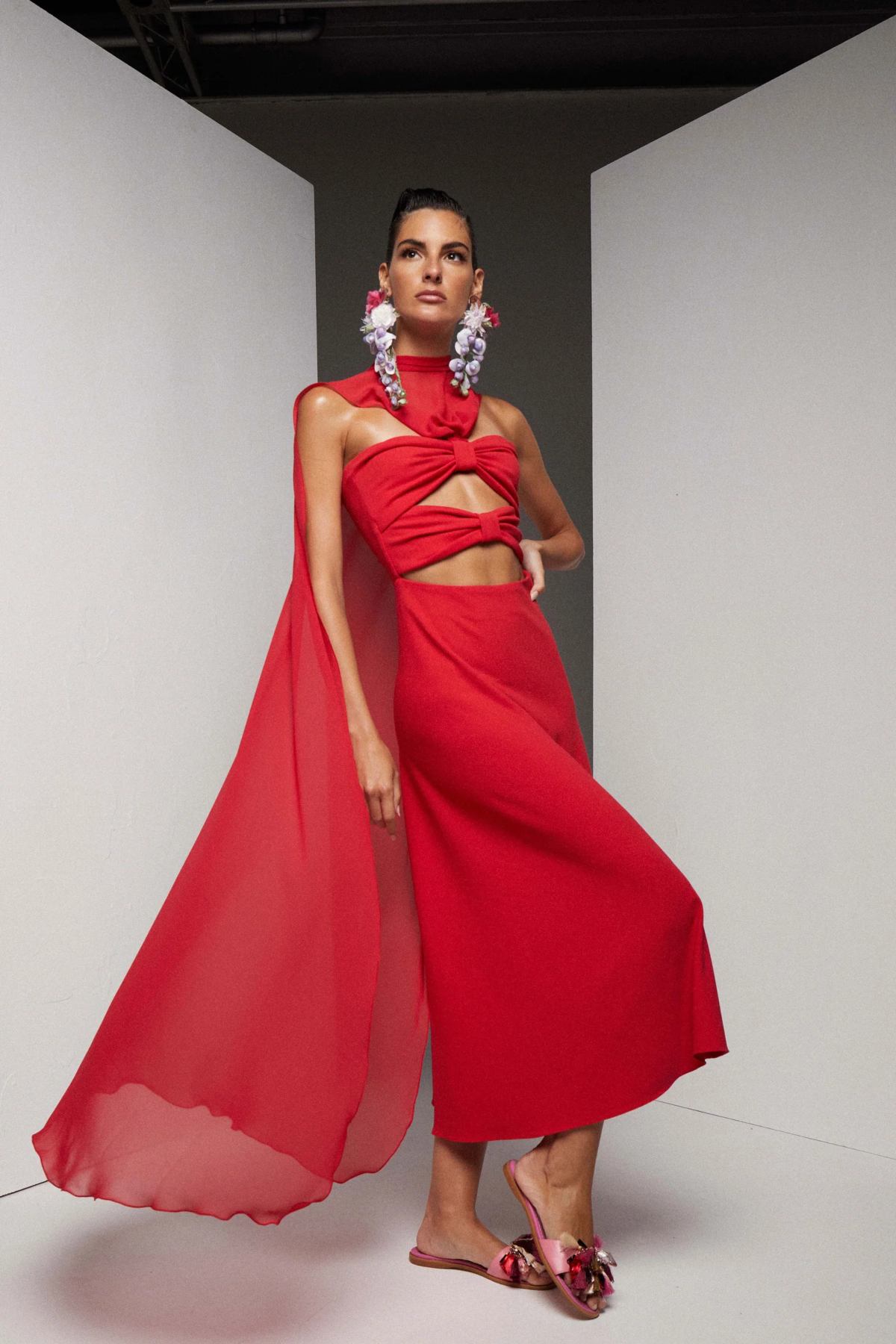 Además del propio escote, son los pequeños detalles los que pueden convertir Vestidos para boda de nocheun diseño sencillo en una pieza realmente especial.