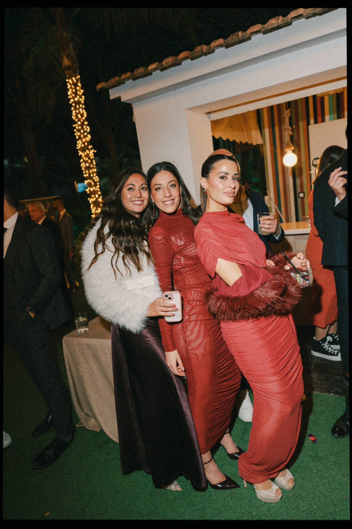 El vestido largo invitada boda es la opción más tradicional para una boda de noche, sobre todo, si la boda va a ser formal o va a derrochar un carácter muy elegante.