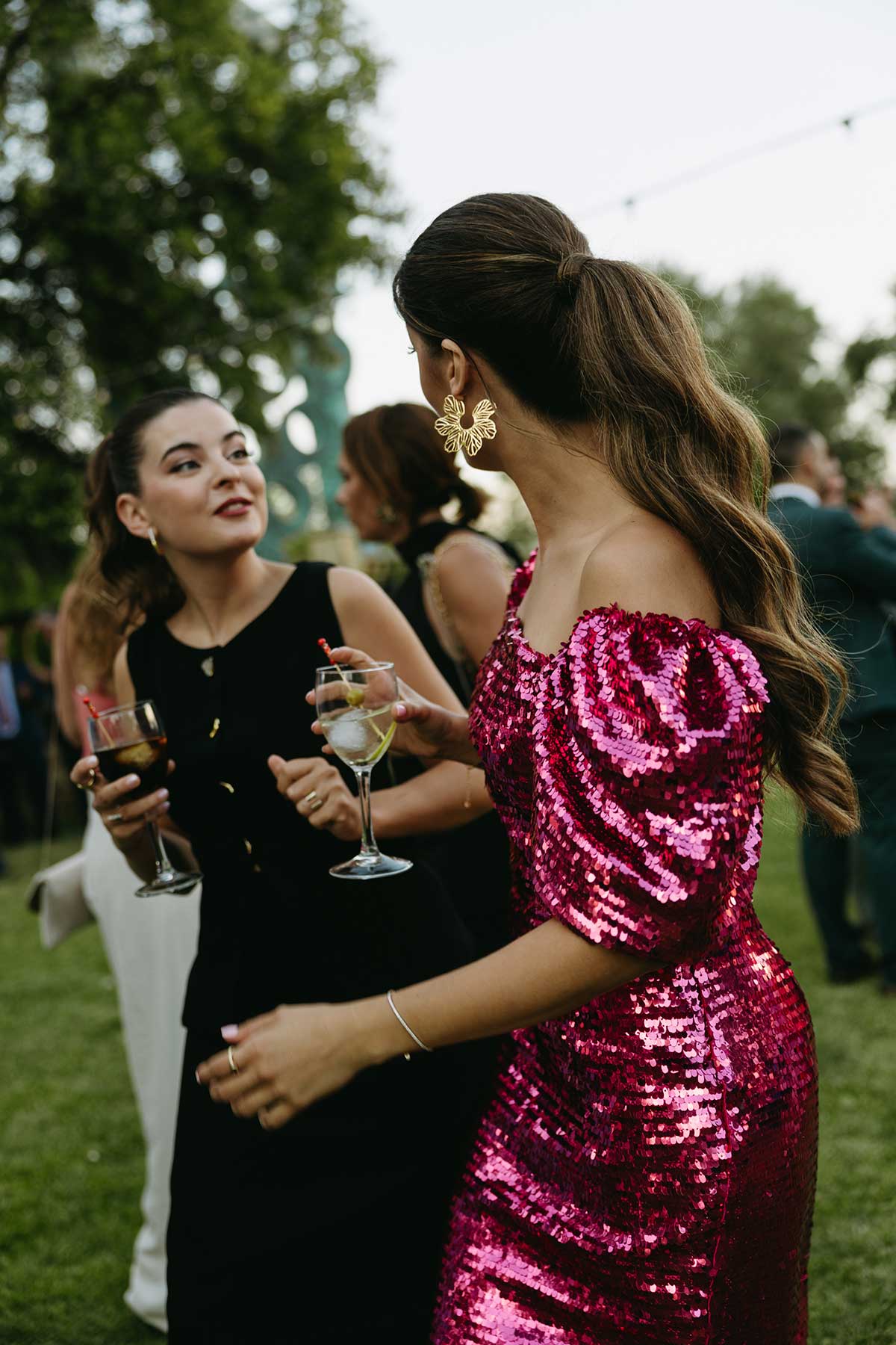 El brillo y la pedrería son grandes aliados en las bodas de noche. Las lentejuelas, por ejemplo, se han posicionado como uno de los elementos más utilizados para darle ese toque brillante al look.