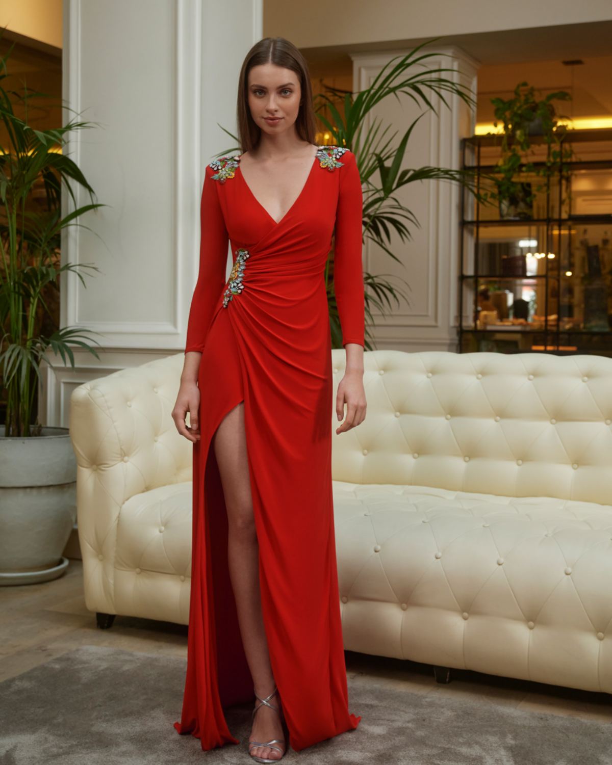 Si crees que un vestido de lentejuelas o repleto de pedrería puede llegar a ser demasiado, también hay diseños que decoran determinadas zonas, como escote, mangas o cintura. 