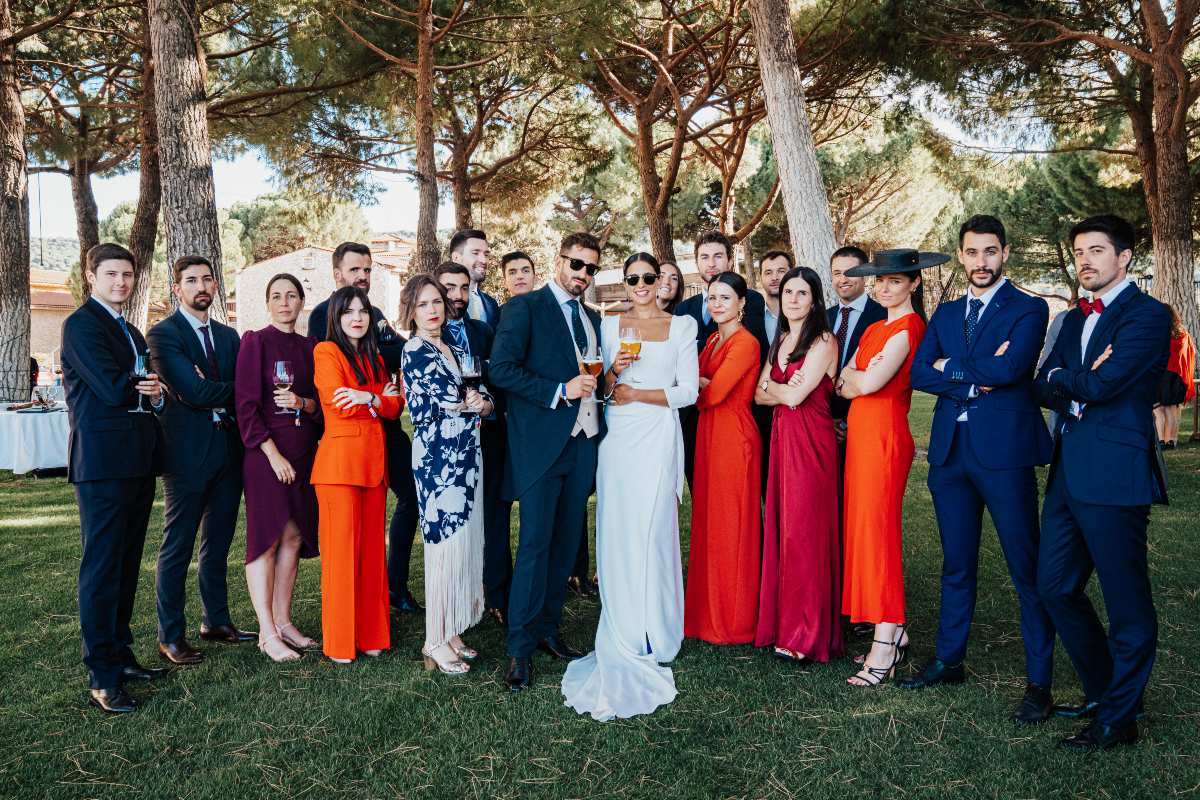 Ya hemos mencionado el tacón ancho como una de las opciones más cómodas para las invitadas, especialmente si la celebración se lleva a cabo en jardines, fincas o espacios con terrenos irregulares.