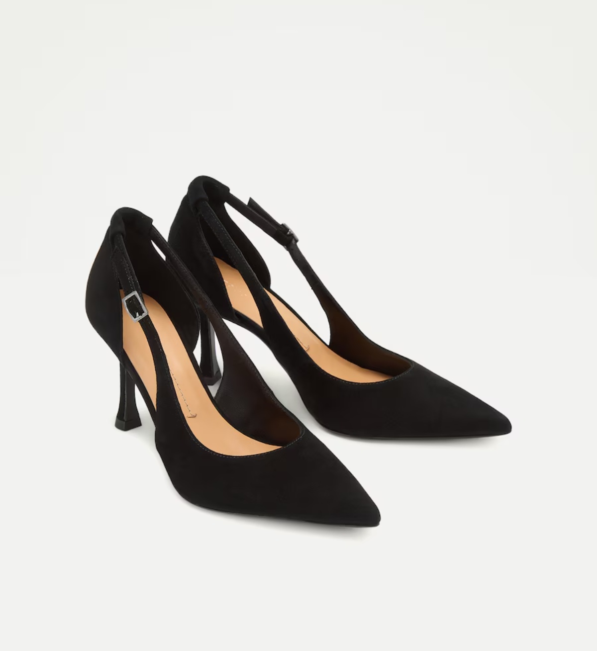 Los zapatos negros tampoco podemos olvidarlos, un clásico entre los clásicos. Muchas veces nos empeñamos en lucir colores de zapatos para otoño dejando los modelos negros a un lado, sin pensar en que después quizás serán los más utilizados.