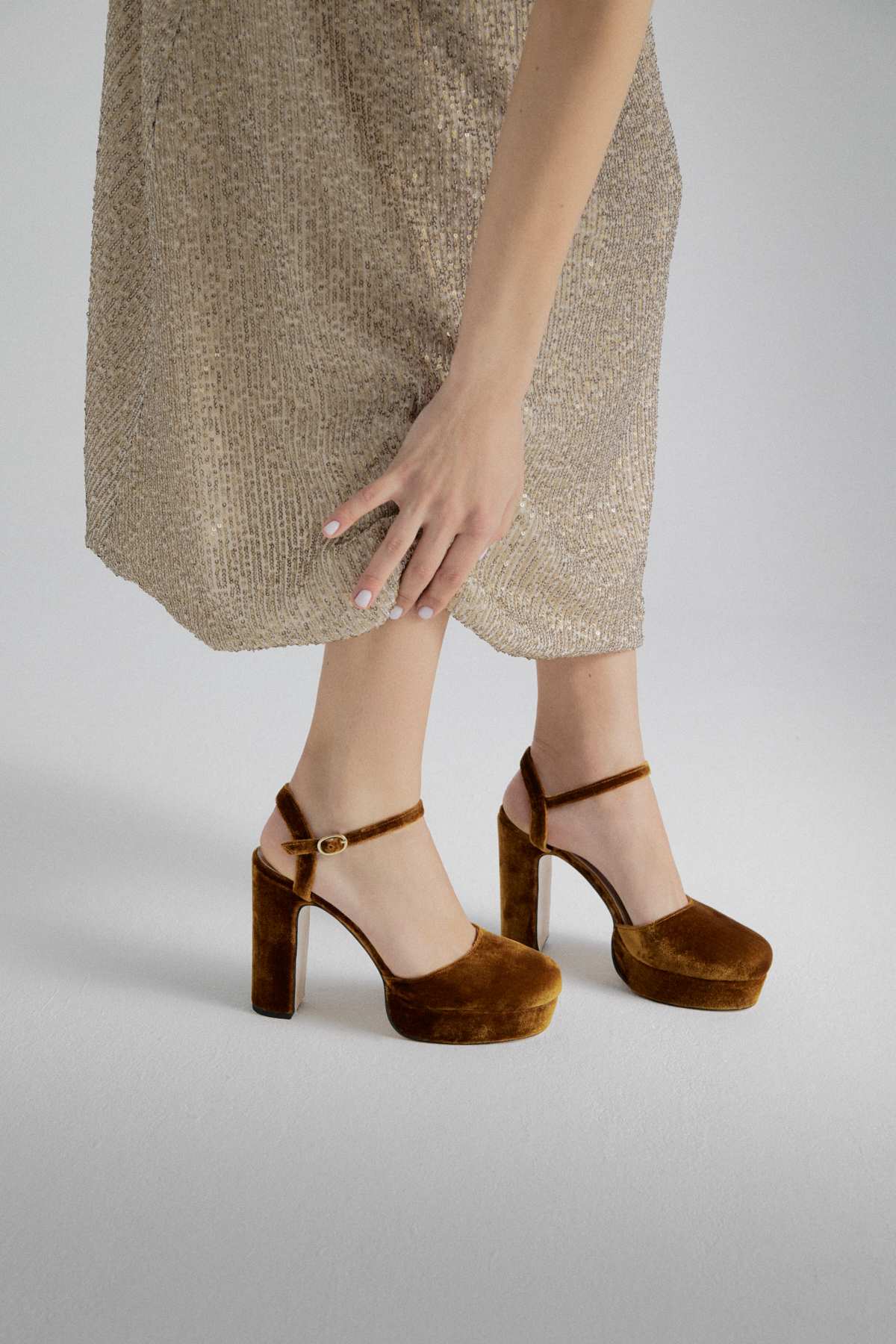 Además del tacón clásico, también puedes tener en el radar los zapatos de plataforma, una alternativa perfecta para las invitadas que quieren ganar unos centímetros de más sin renunciar a la comodidad.