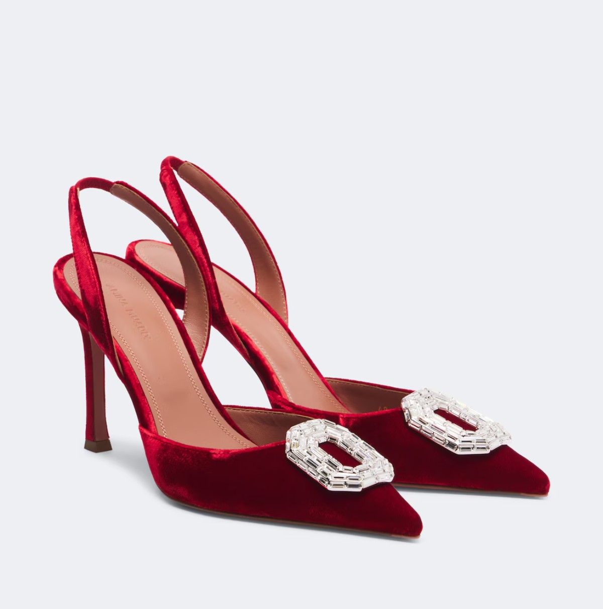 Este año los zapatos rojos pueden convertirse en el mejor complemento. La tendencia de incluir un detalle rojo al look está de moda, una forma sencilla de ponerle un toque chic a tu estilismo.