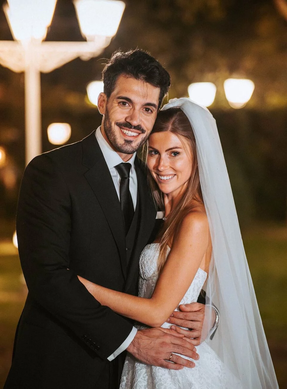 Novios en Villa Laureana velo de novia