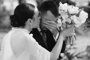 Novia besando al novio emocionado