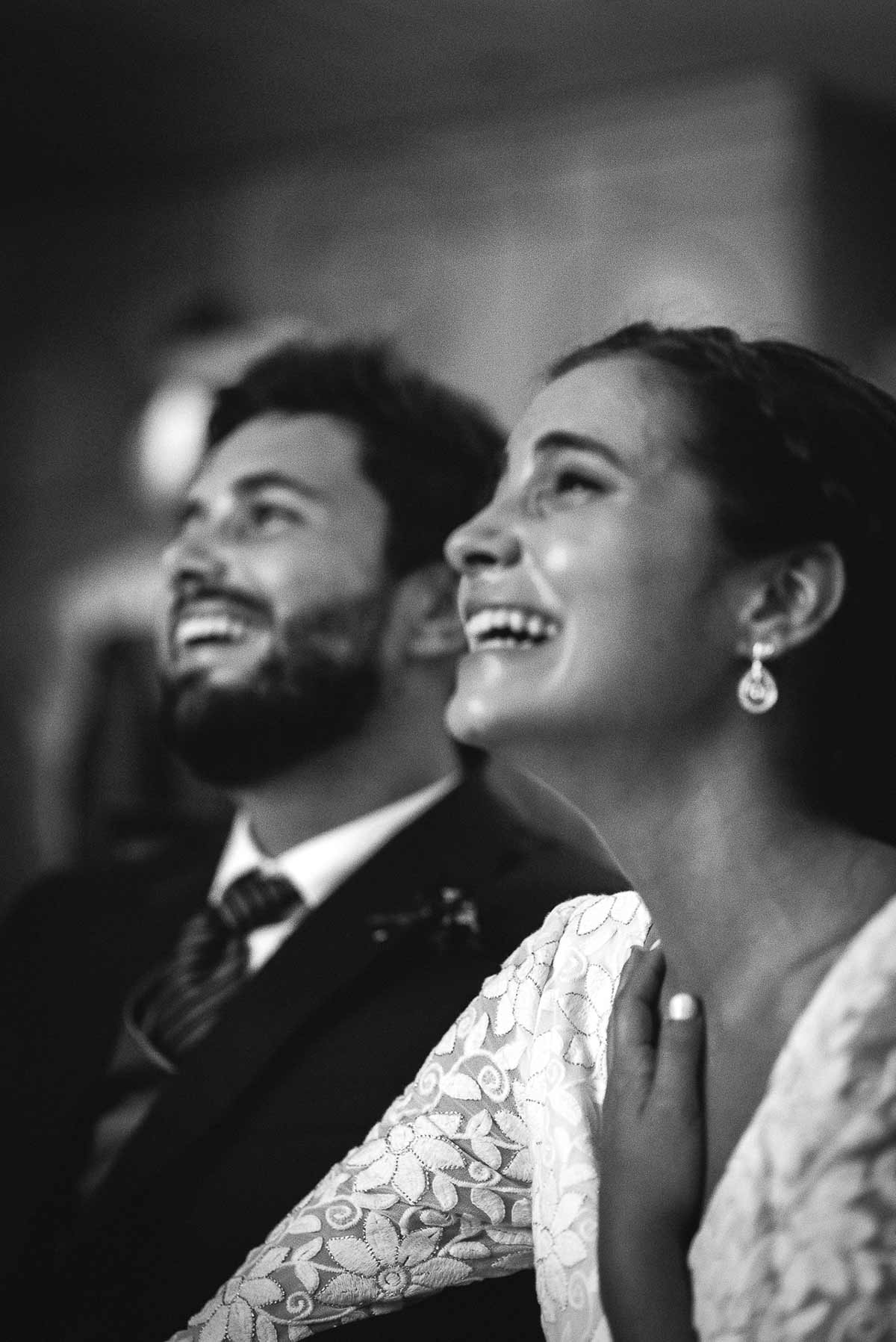 Novios emocionados en su boda