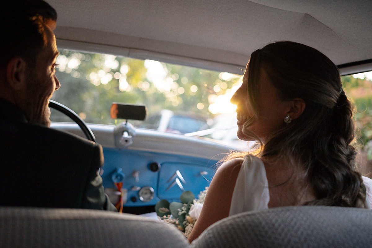 NO Novios en el coche de bodas