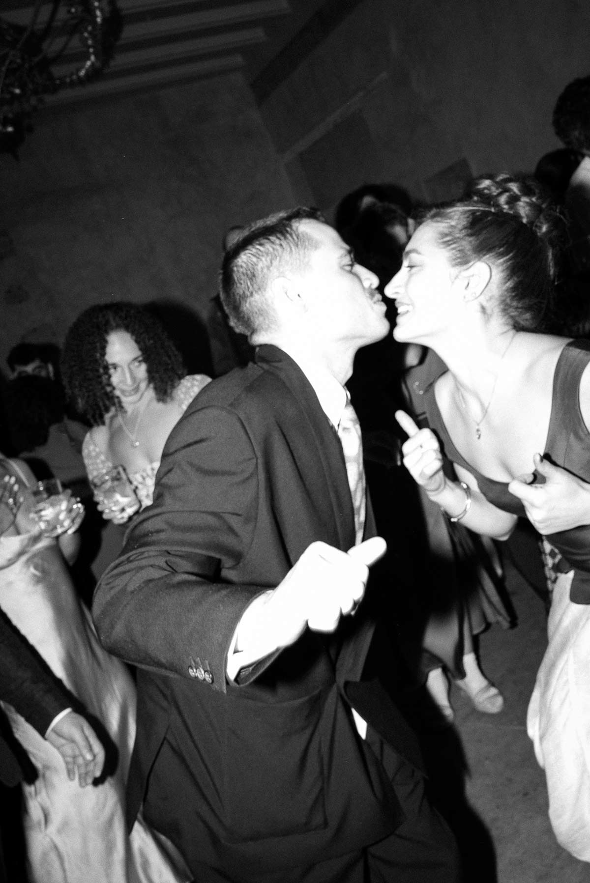 Invitados besándose