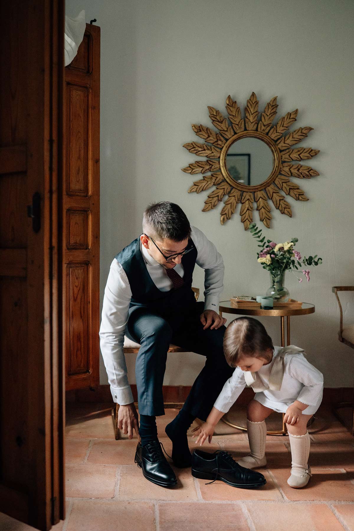 NO Novio preparativos calzándose