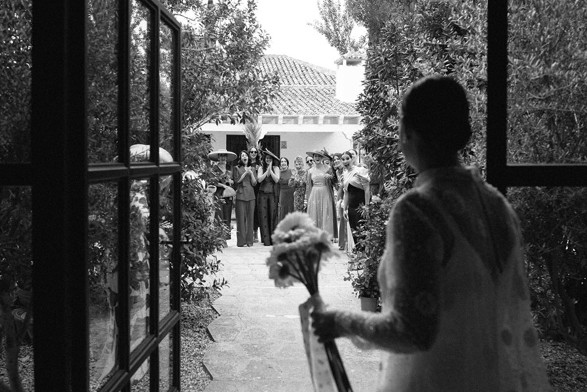 Novia saliendo de casa amigas de la novia