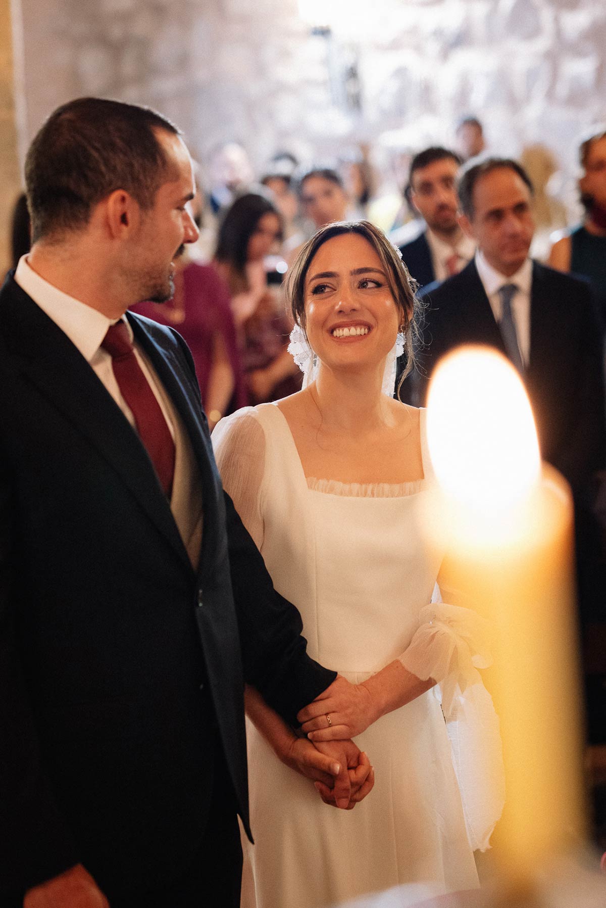 Novios mirándose