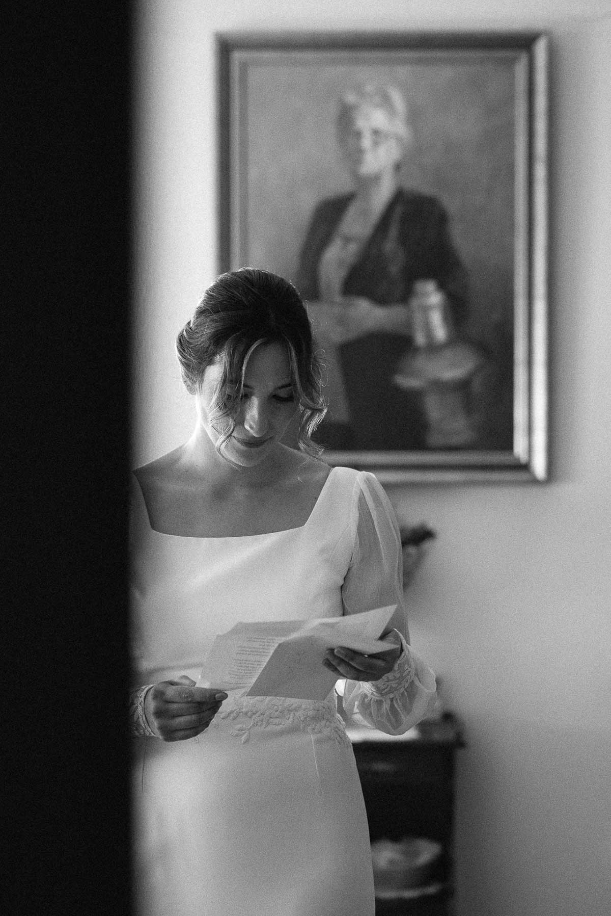 Novia leyendo una carta