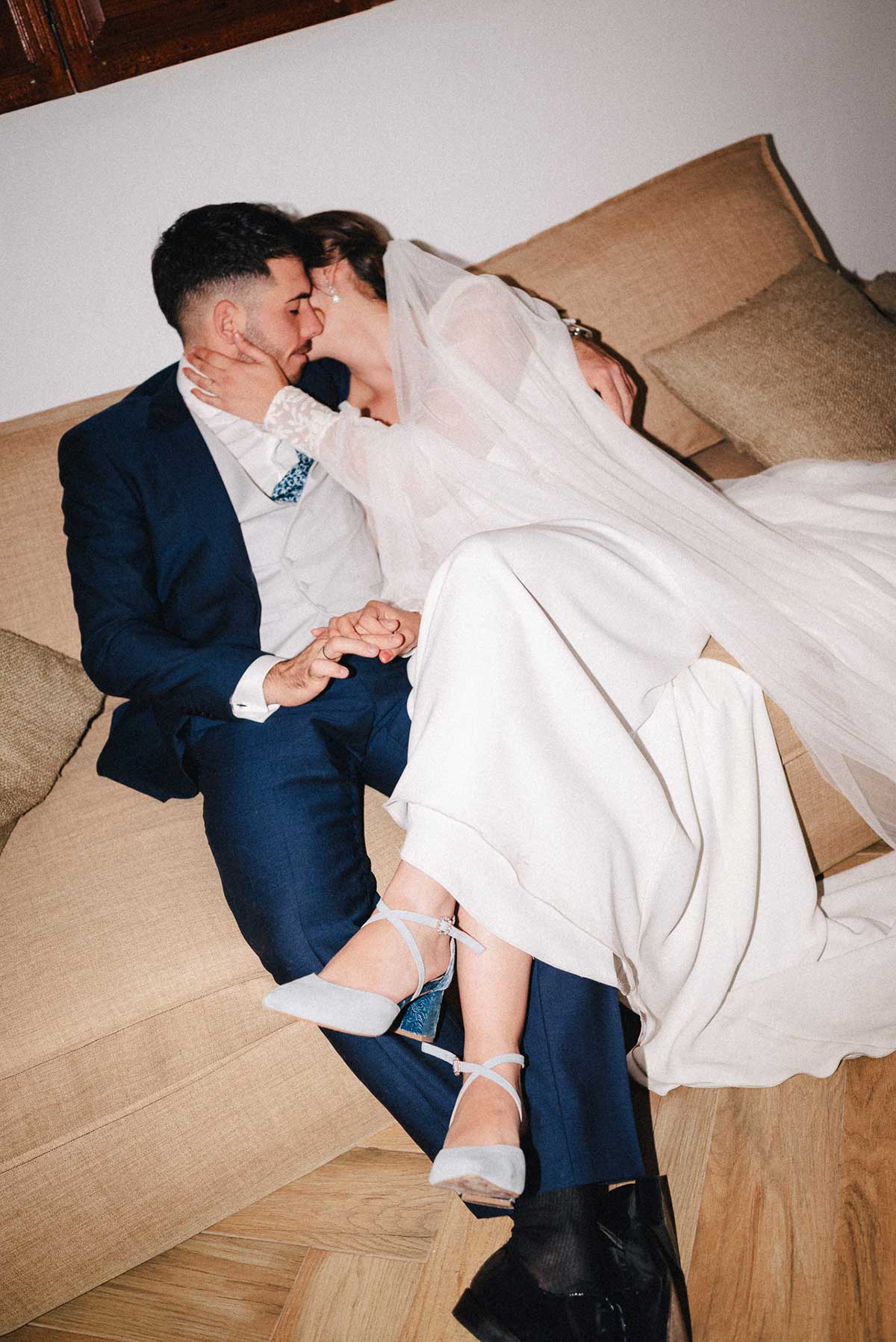 Novios abrazados en un sofá