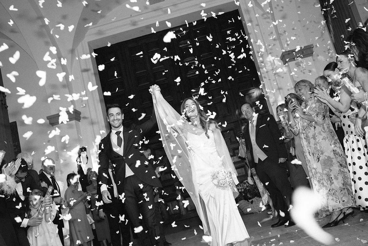 Salida de los novios pétalos