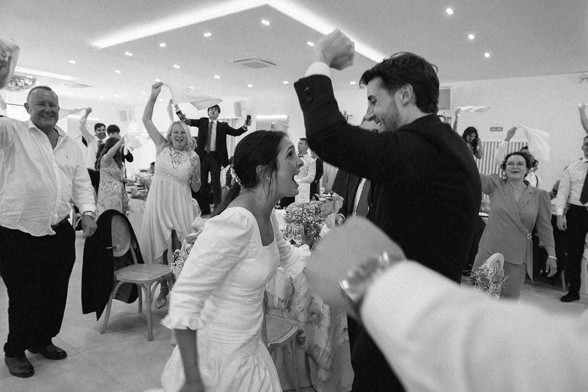 Novios celebrando