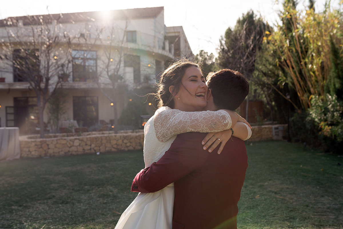Novios abrazándose