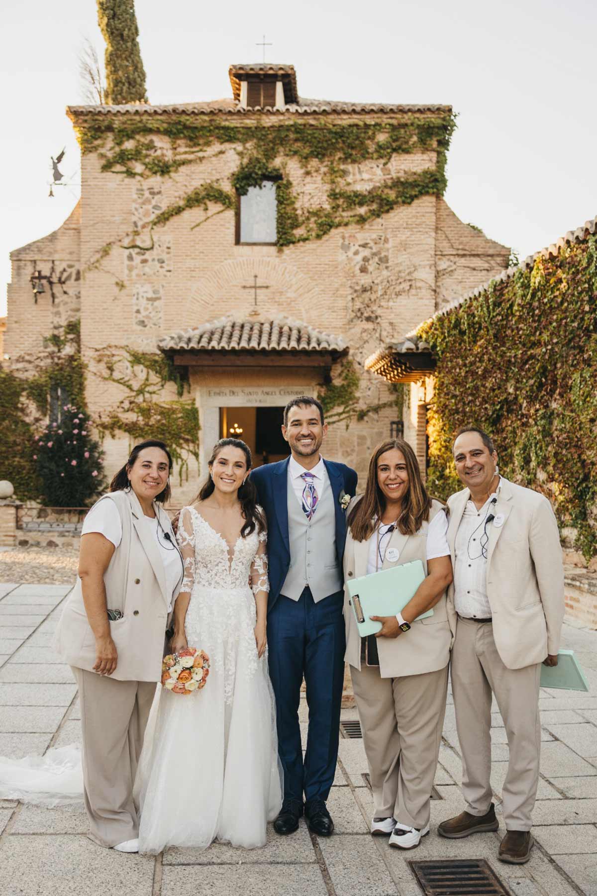 Grandes Momentos Weddings con los novios después de la ceremonia
