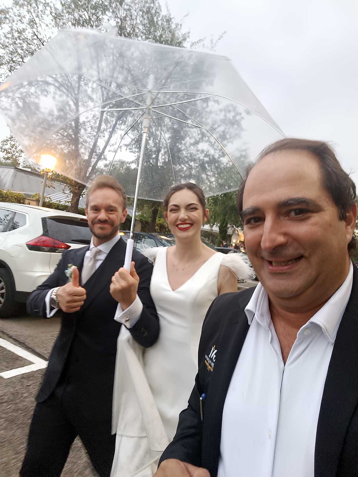 Novios con paraguas