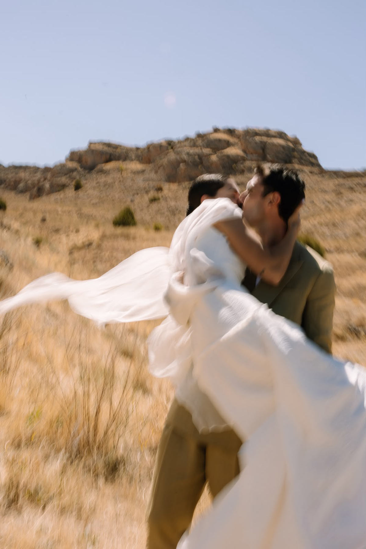 Novio cogiendo a la novia en brazos